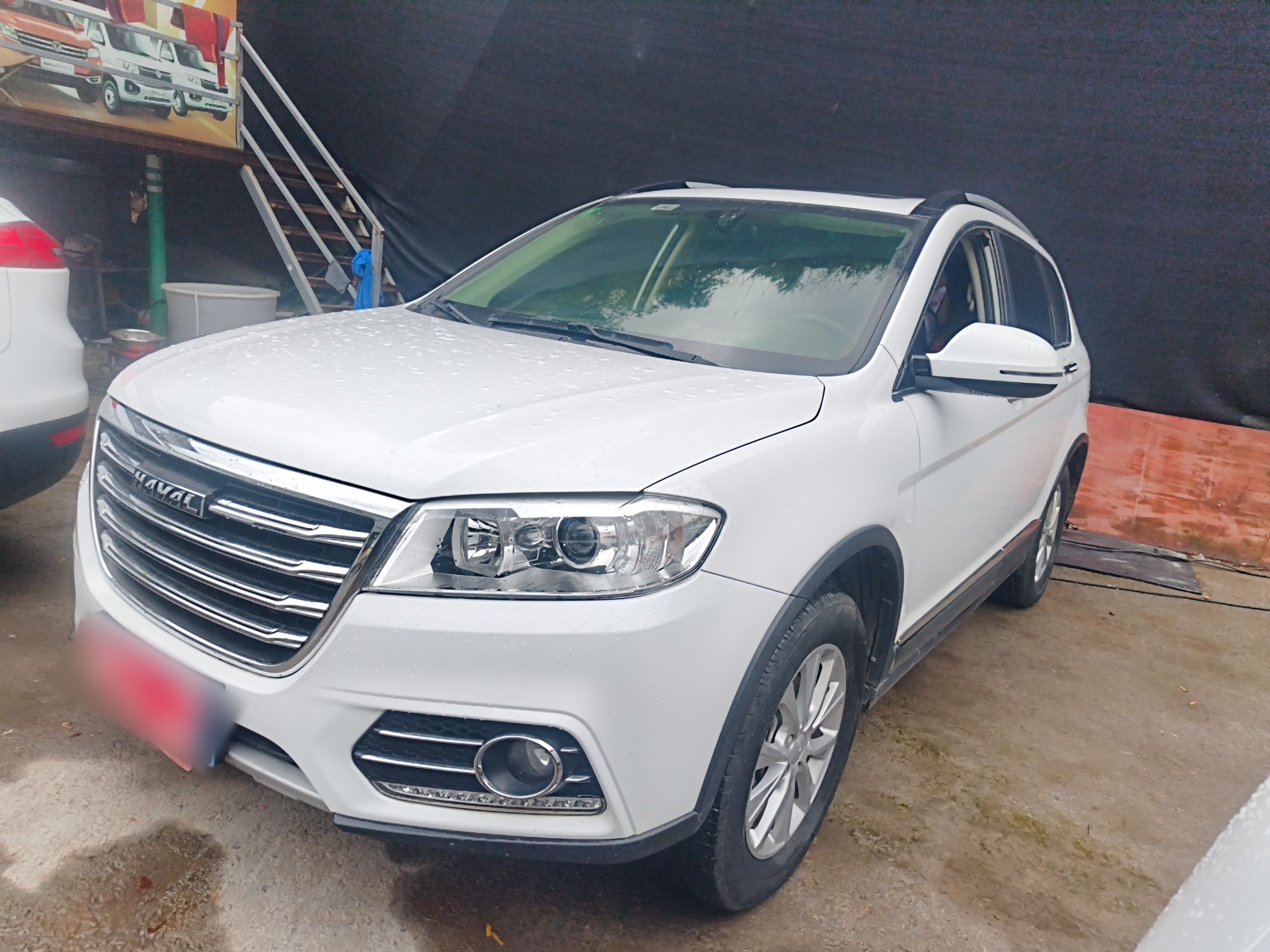 تحت مقدمة السيارة