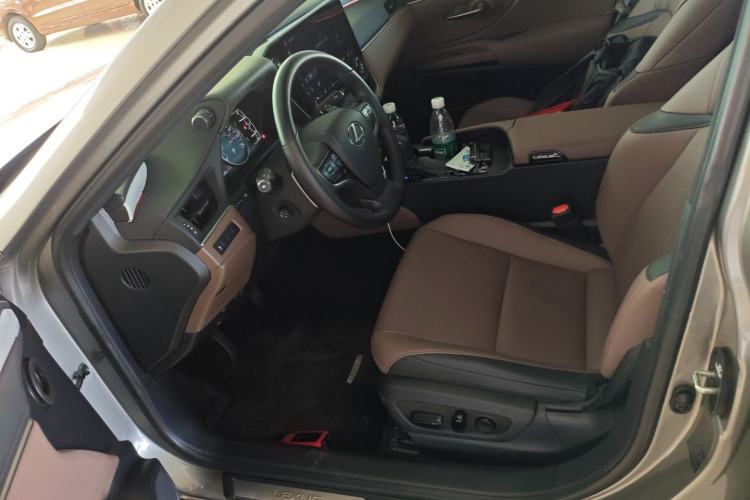 Used Lexus ES 2025 300h Deluxe Edition
