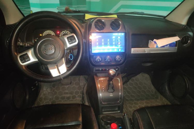 Used Jeep Compass 2014 2.0L two-wheel drive sport version Center Console