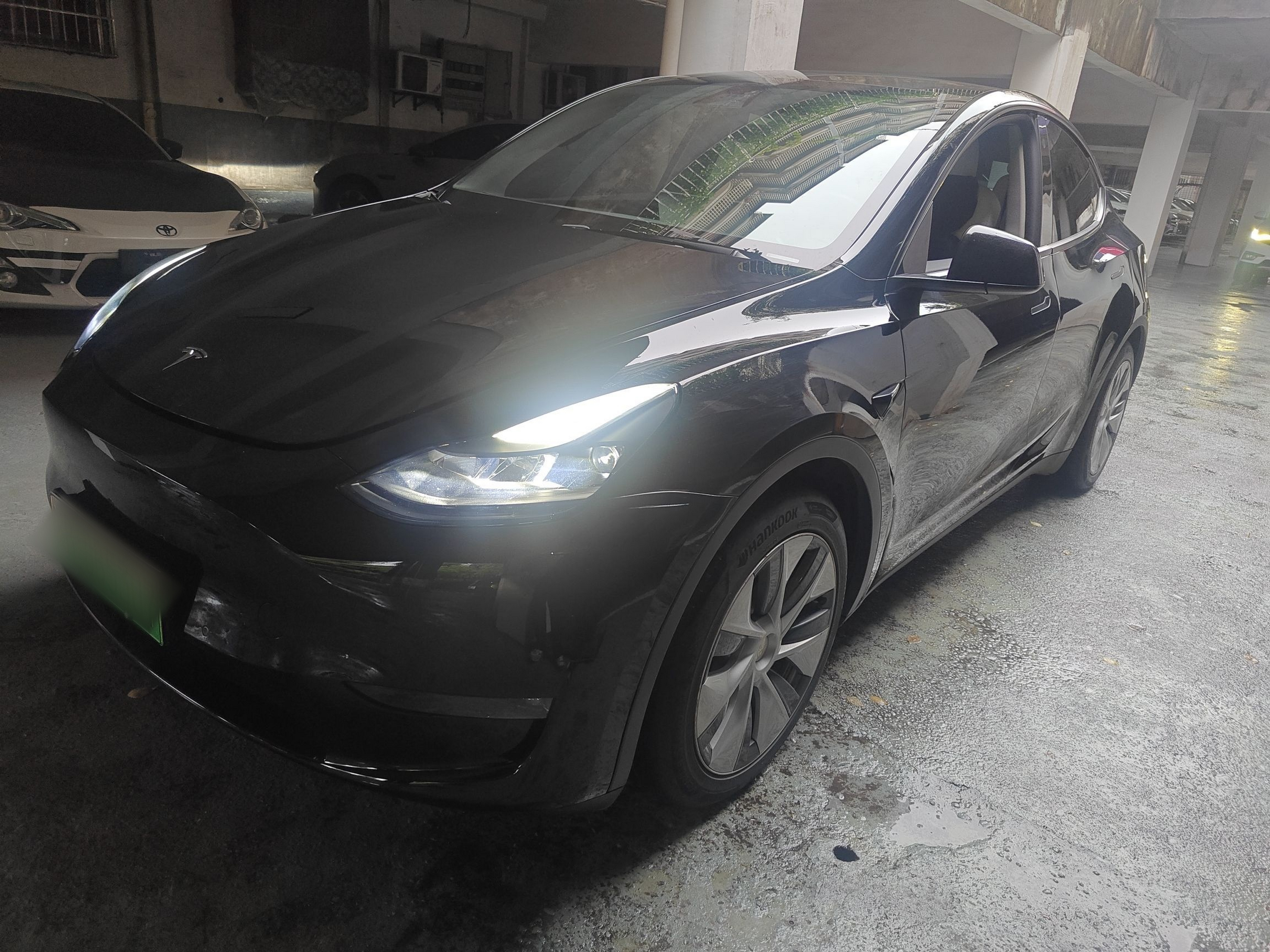 تحت مقدمة السيارة