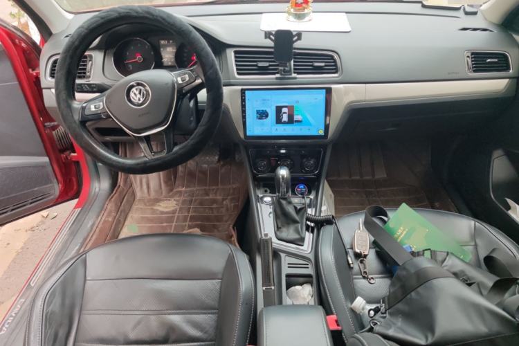 Used Volkswagen Lavida 2015 1.6L Automatic Luxury Edition Center Console