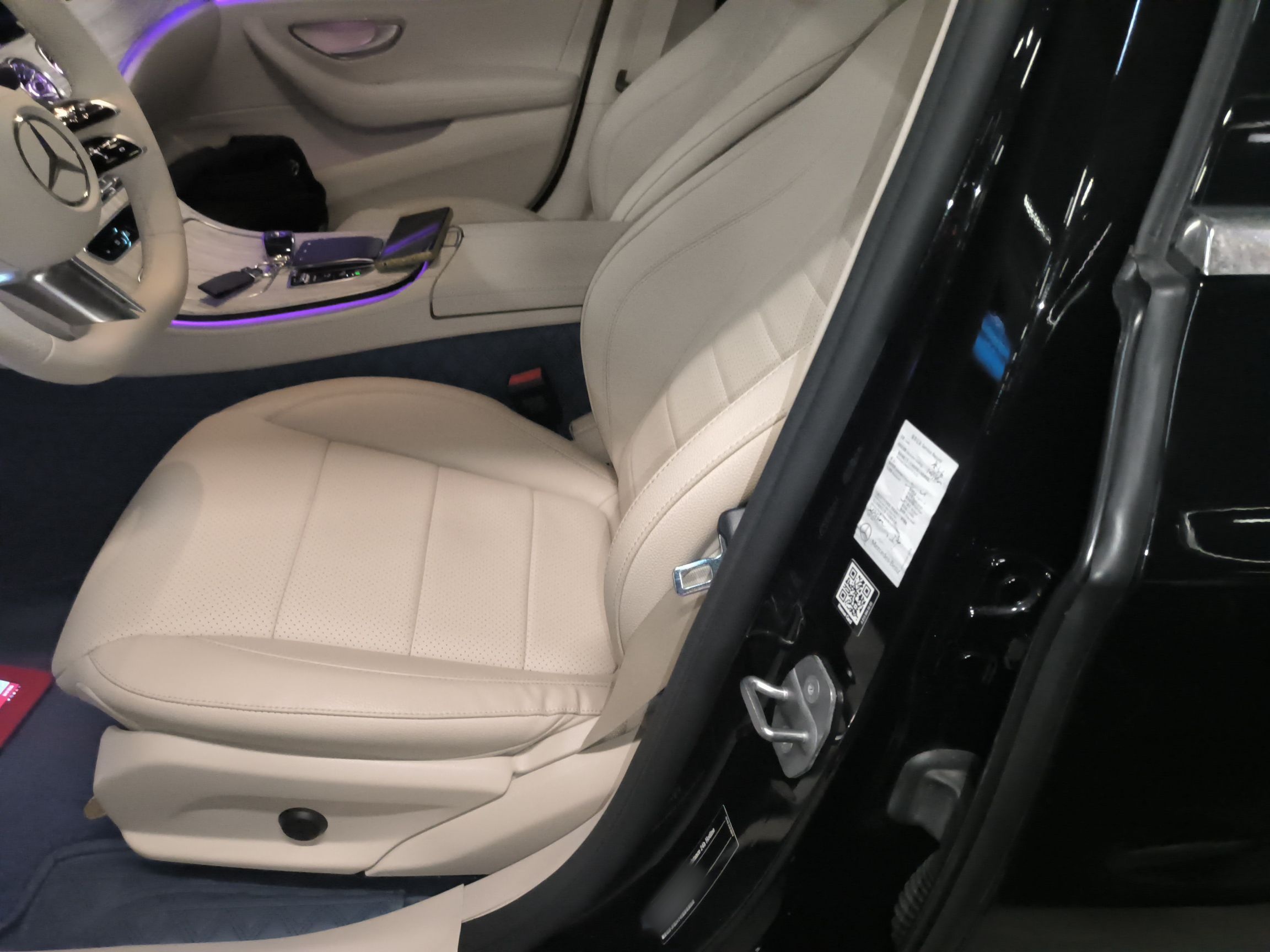 المقاعد الأمامية داخل السيارة