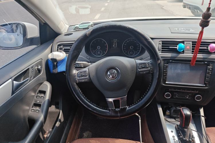 Used Volkswagen Sagitar 2012 1.4TSI Automatic Luxury Edition Steering Wheel