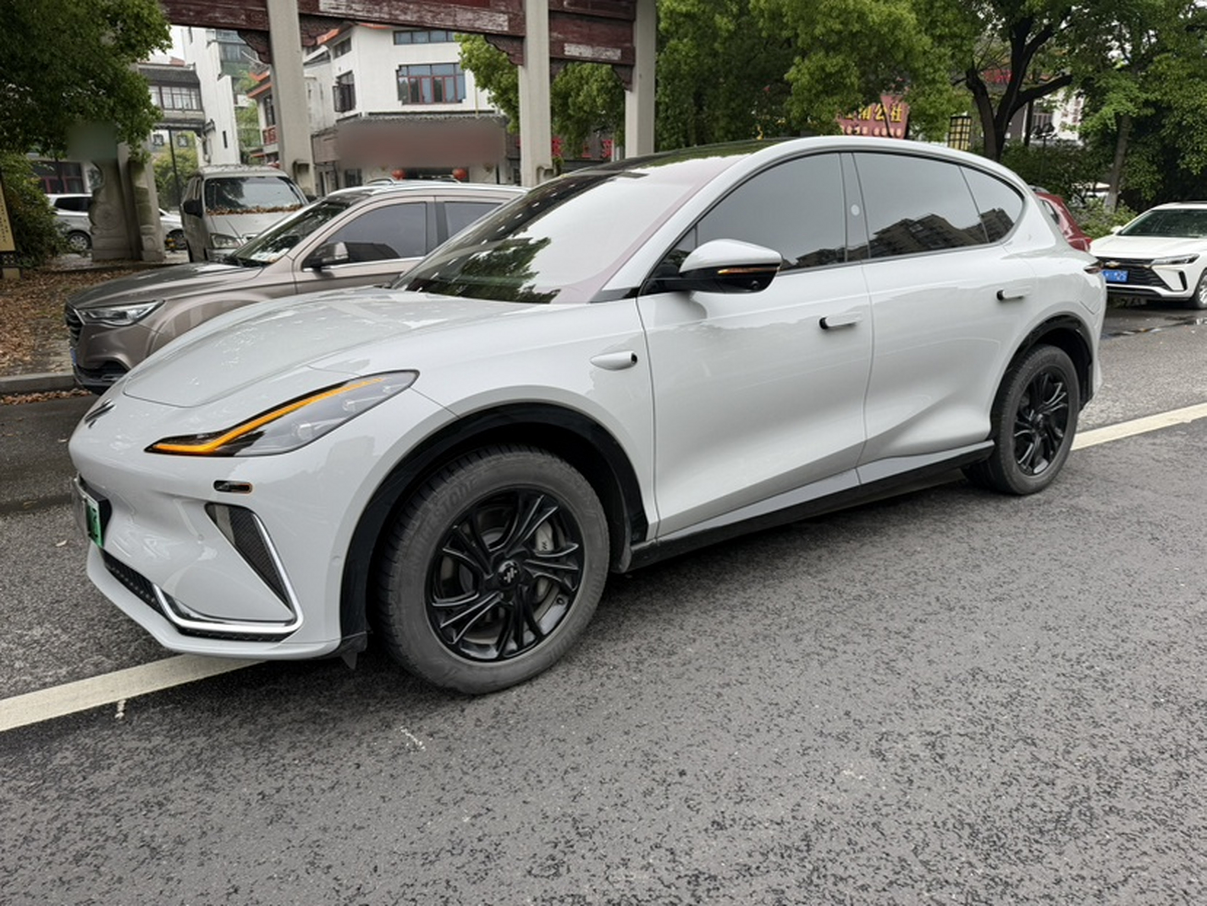 Под передней частью автомобиля