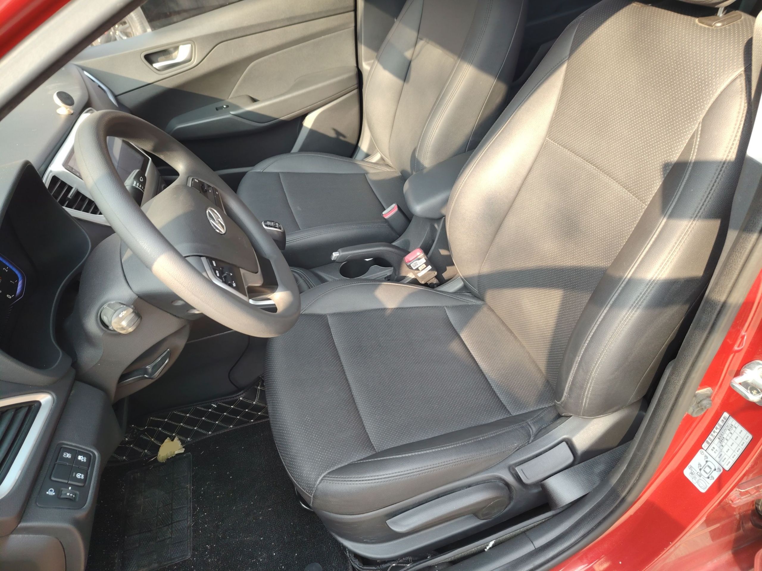 المقاعد الأمامية داخل السيارة