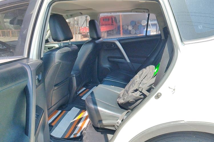 Used Toyota RAV4 2016 2.0L CVT Two-Wheel Drive Comfort Edition China V Standard Left Rear Seat