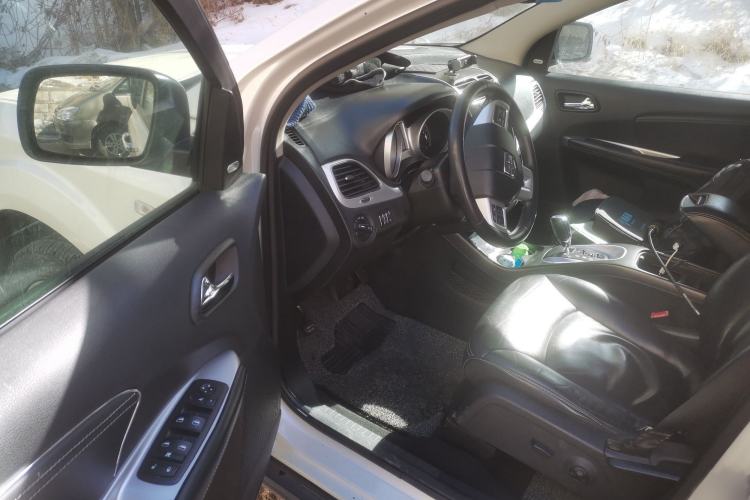 Used Dodge Journey 2013 2.4L Two-Wheel Drive Luxury Version Interior 3