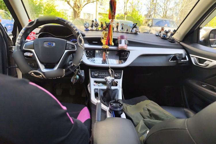 Used Geely Auto Vision 2019 Upgraded Model 1.5L Manual Luxury Version China VI Standard Center Console