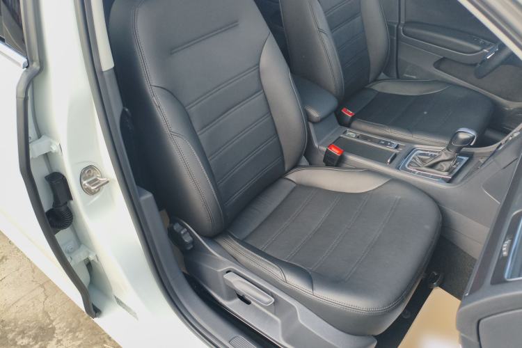 Used Volkswagen Golf 2017 1.6L Automatic Comfort Million-Vehicle Anniversary Edition Right Front Seat