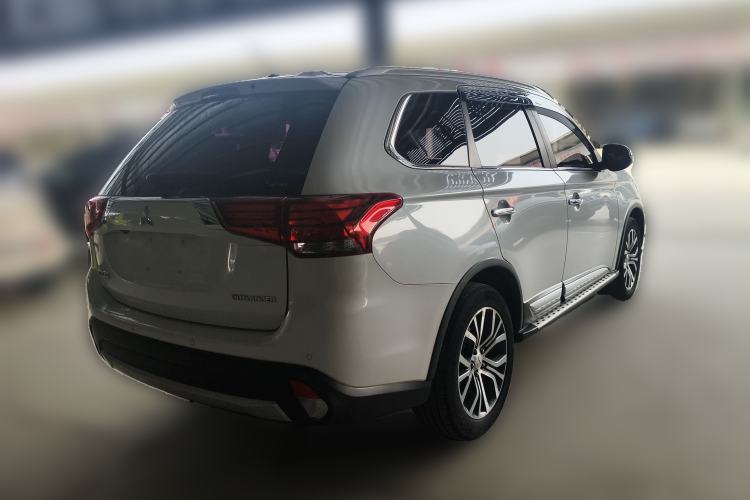 Used Mitsubishi Outlander 2016 2.4L 4x4 Luxury Edition 7-Seater Rear Right 45 Deg