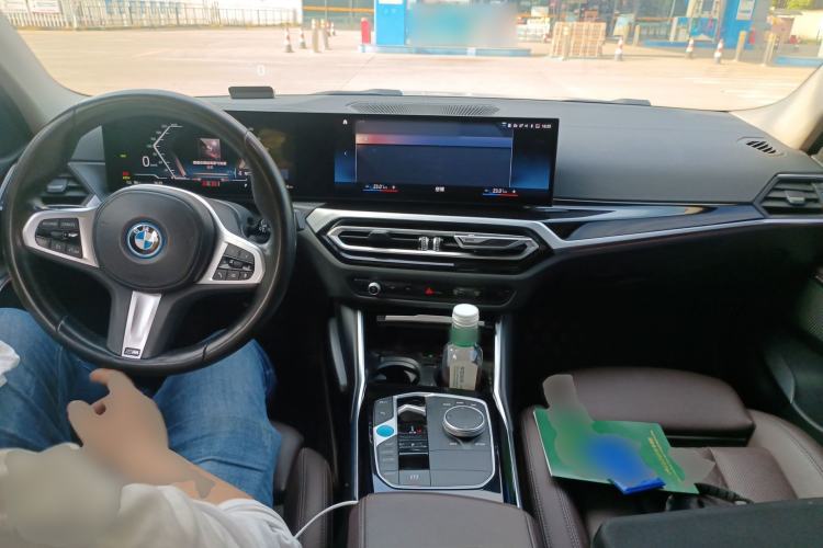 Used BMW i3 2022 eDrive 35 L Center Console