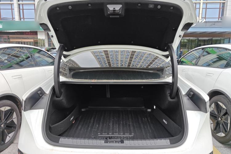 Used Lynk & Co 07 2024 EM-P 126 Long-Range Pro Trunk