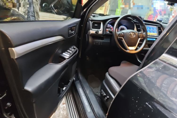 Used Toyota Highlander 2018 2.0T Four-Wheel Drive Luxury Version 7 Seats China VI Standard Interior 3