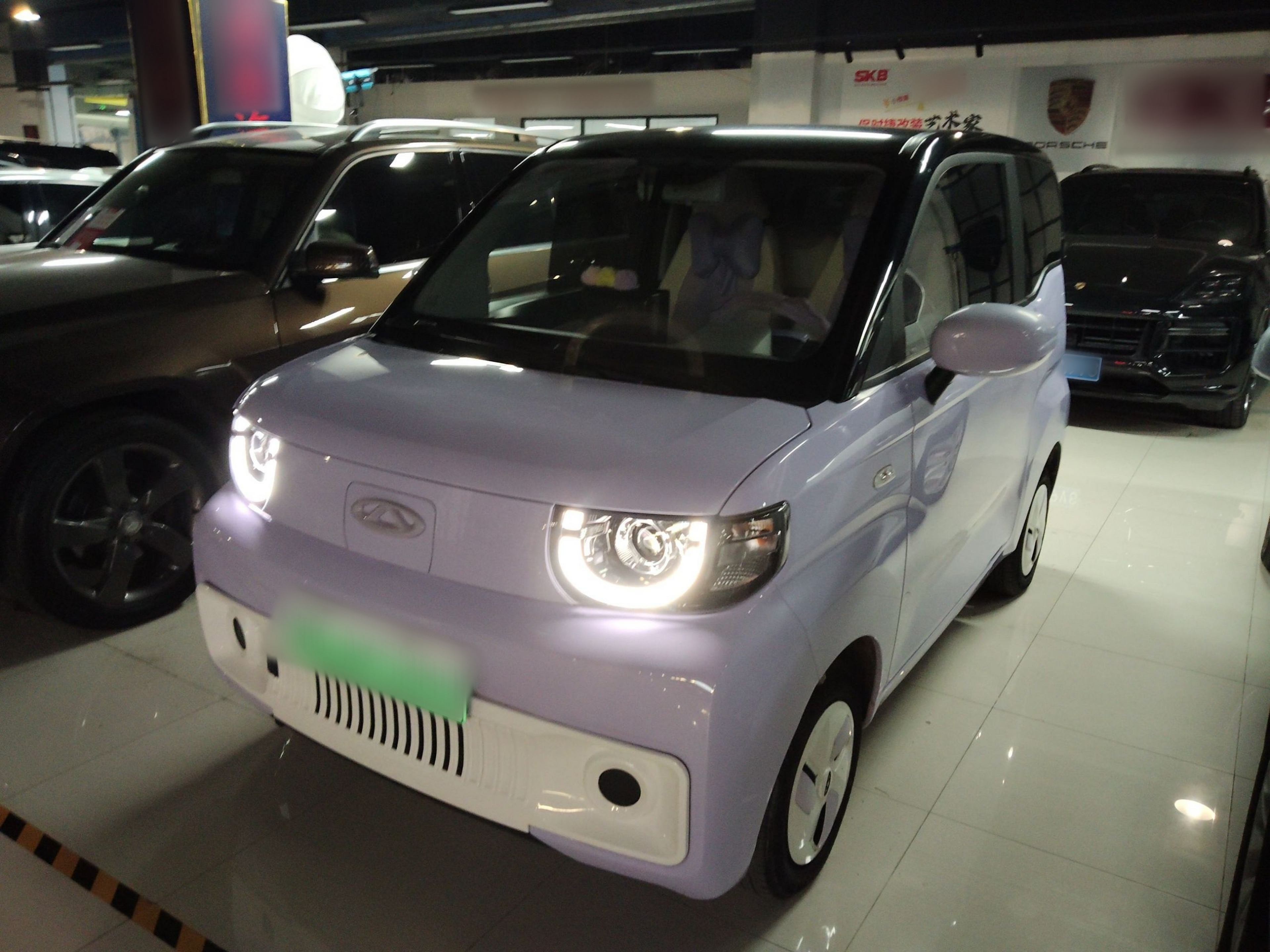 Под передней частью автомобиля