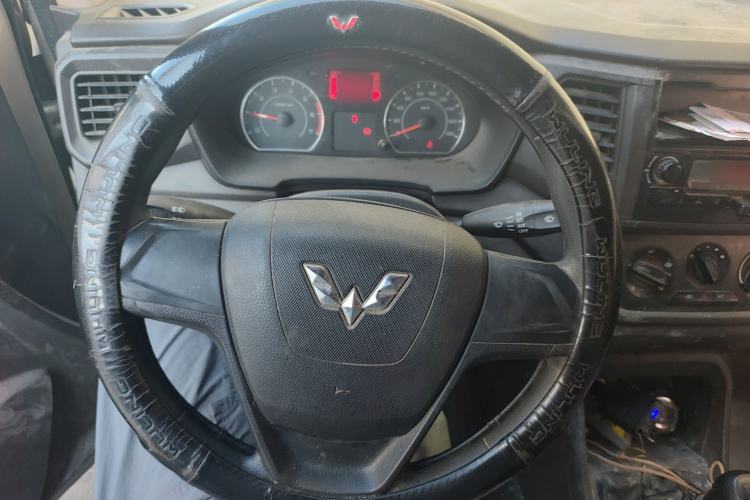 Used Wuling Hongguang V 2019 1.5L Jingqu Edition Sealed-Window Vehicle China VI LAR Steering Wheel