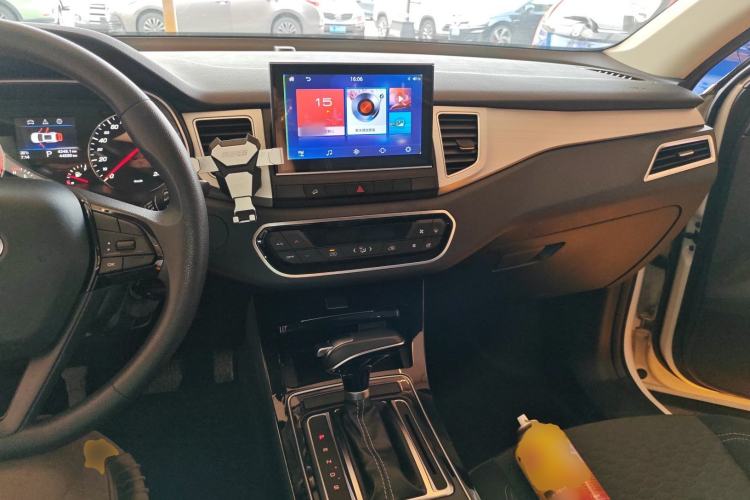 Used FAW Junpai D80 2019 TD220 Automatic Tech Model Center Console