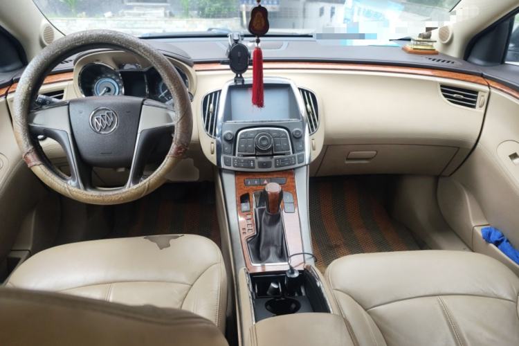 Used Buick LaCrosse 2012 2.4L SIDI Elegant Edition Center Console