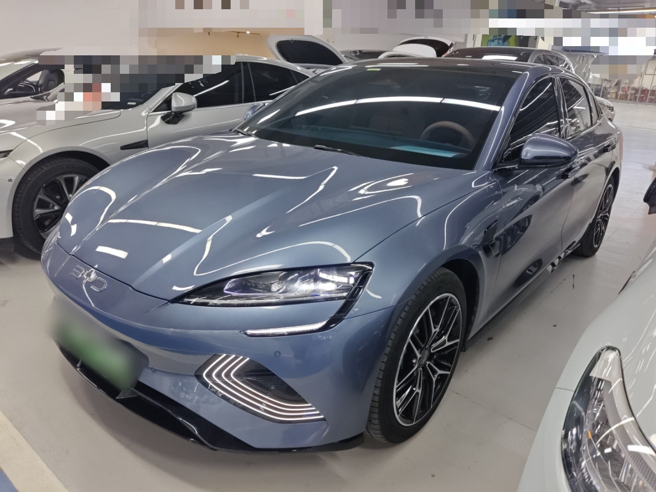 تحت مقدمة السيارة