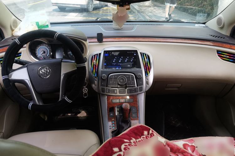 Used Buick LaCrosse 2012 2.4L SIDI Elegant Edition Center Console