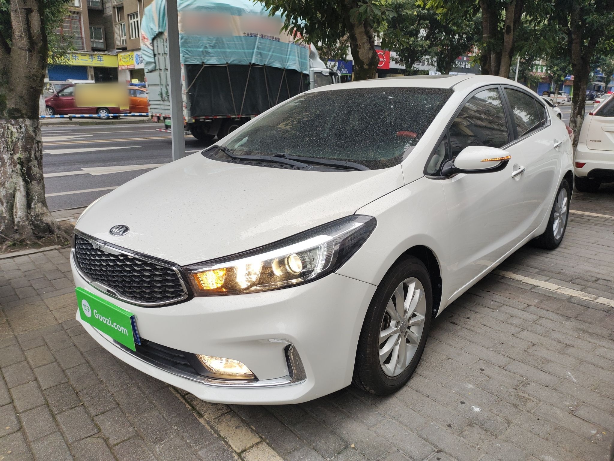 تحت مقدمة السيارة