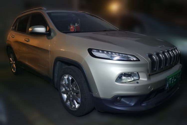 Used Jeep Cherokee 2014 2.4L Luxury Edition Front Right 45 Deg