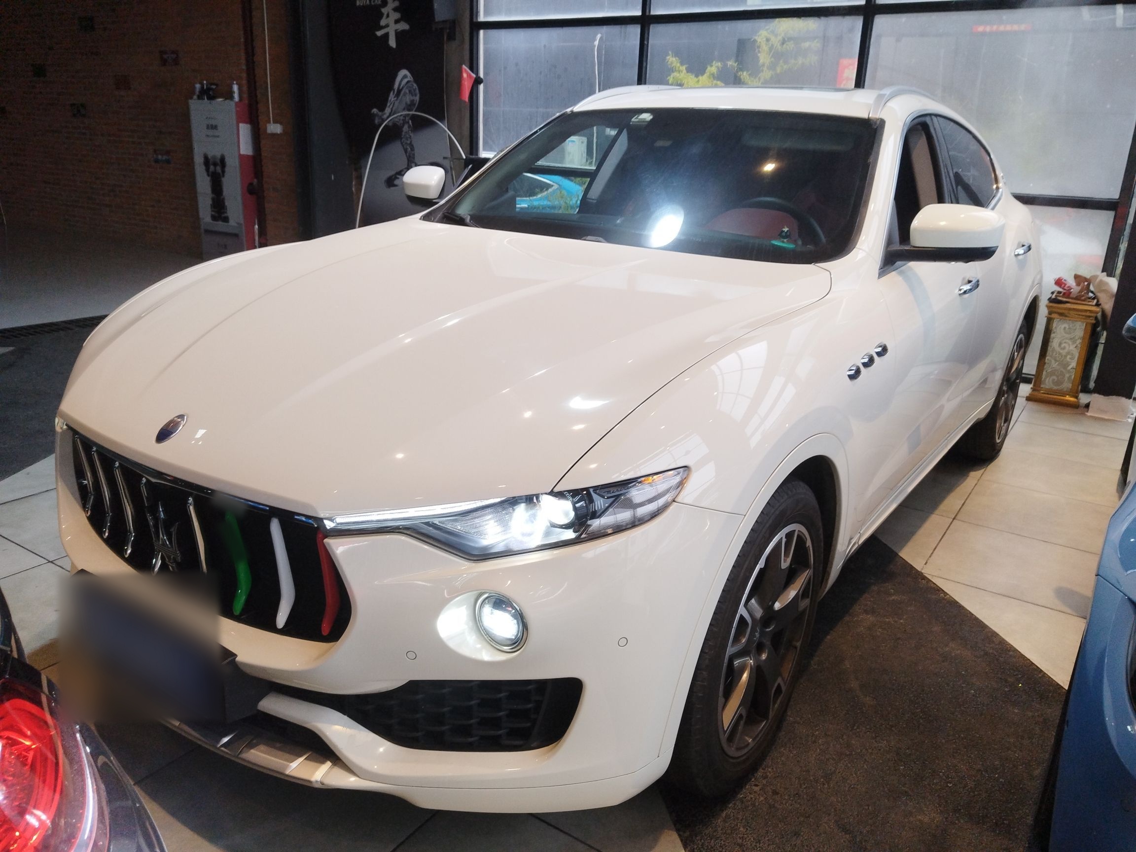 تحت مقدمة السيارة