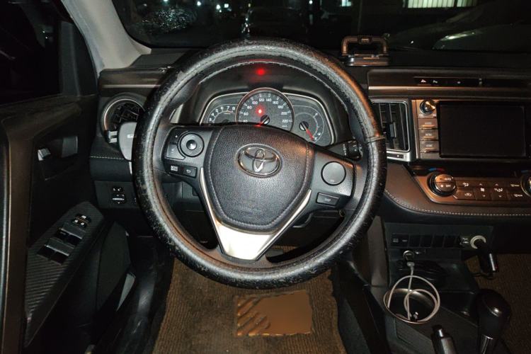 Used Toyota RAV4 2015 2.0L CVT Two-Wheel Drive Urban Edition Steering Wheel