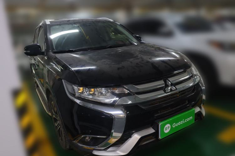 Used Mitsubishi Outlander 2018 2.4L 4x4 Elite Edition 5 Seats Front Right 45 Deg