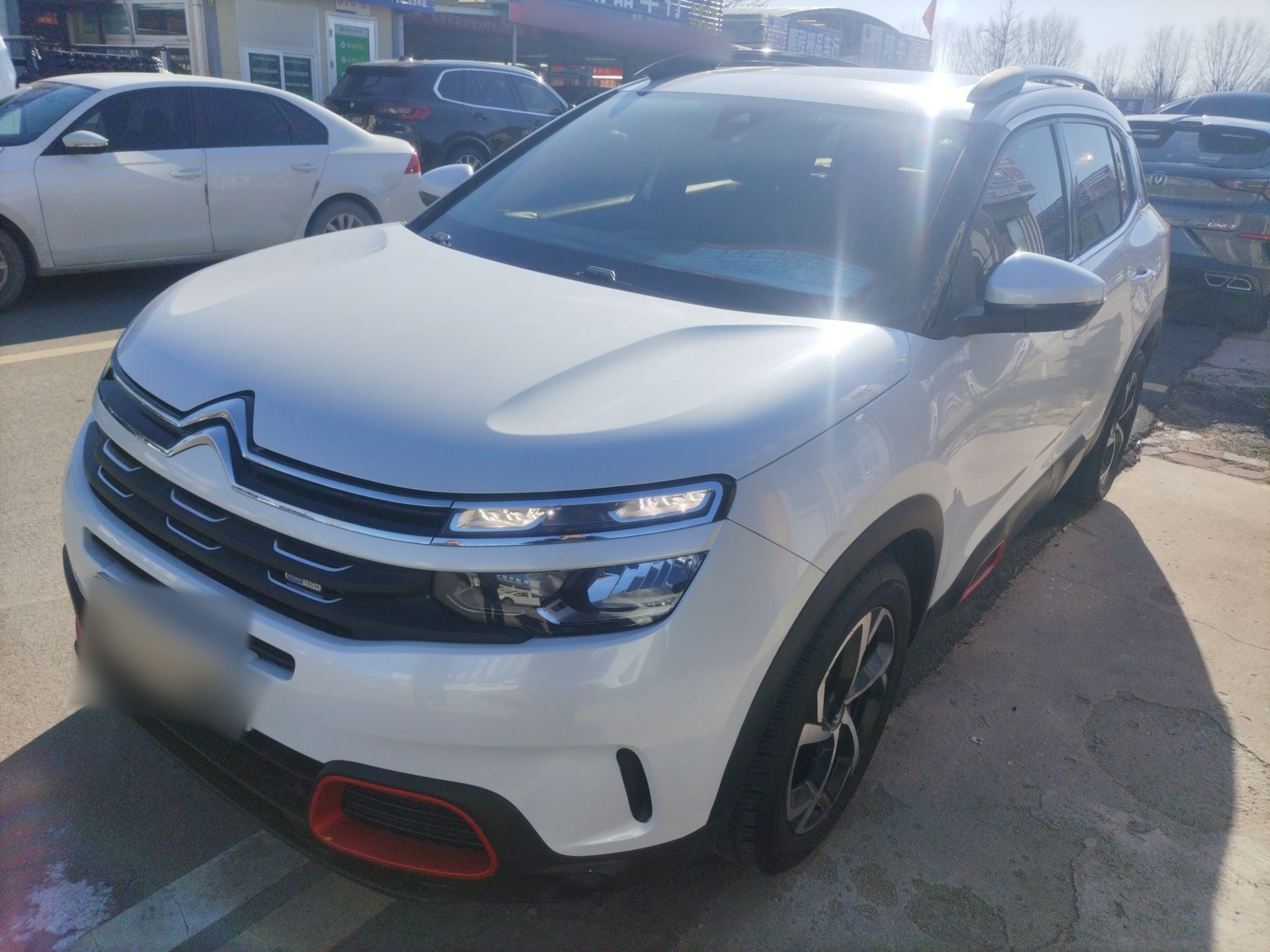 Под передней частью автомобиля