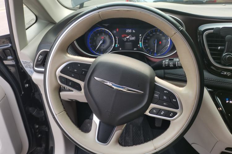 Used Chrysler Grand Voyager 2017 3.6L Premium Edition Steering Wheel
