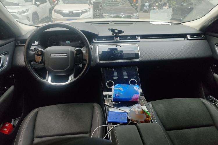 Used Land Rover Range Velar 2019 250 PS Center Console