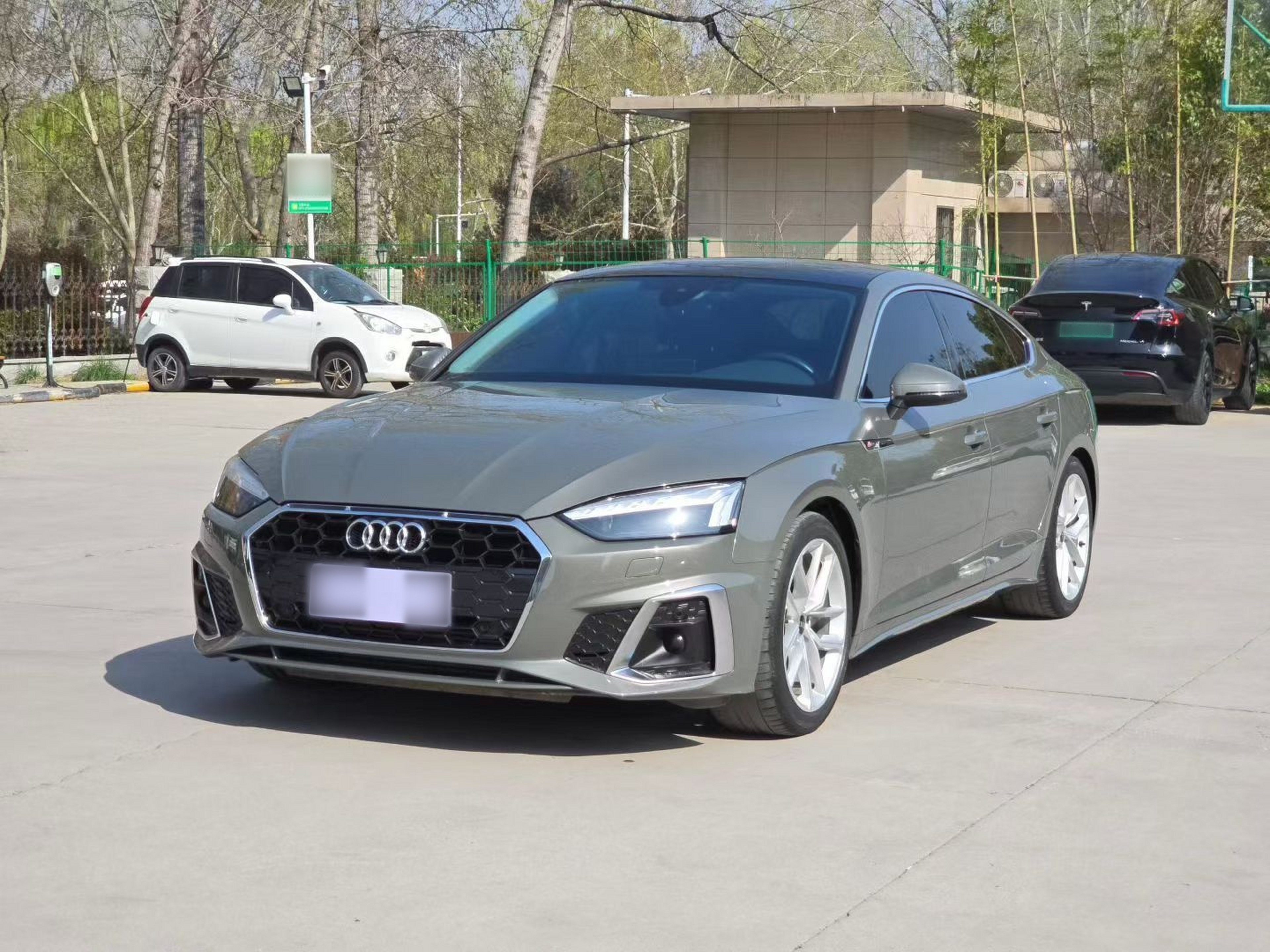 Под передней частью автомобиля