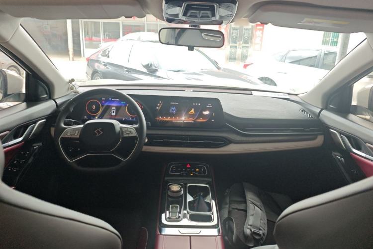 Used SOL QX 2021 300T DCT Prestige Smart Connectivity Version Center Console