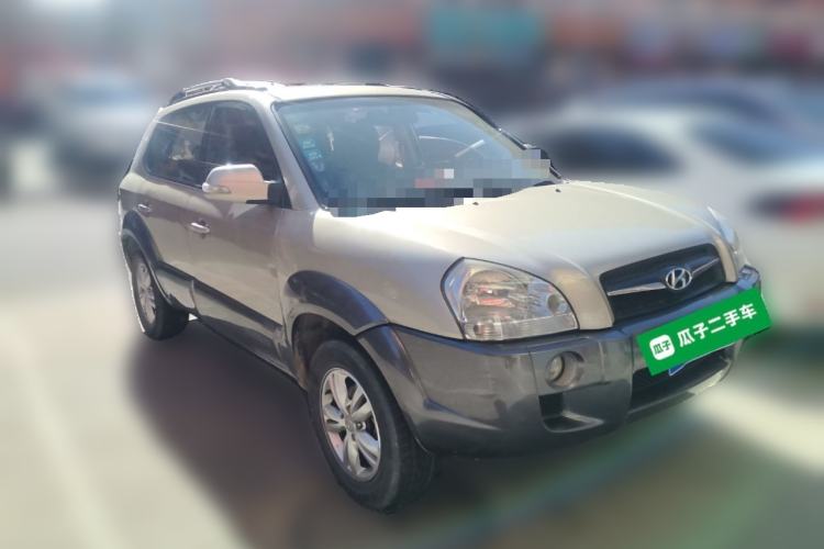 Used Hyundai Tucson 2009 2.0L Automatic Two-Wheel Drive with Sunroof Front Right 45 Deg