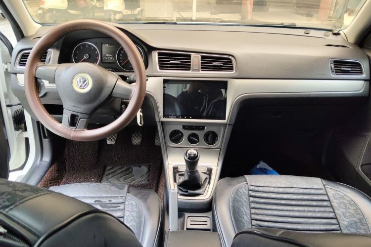 Used Volkswagen Lavida 2013 Restyled Classic 1.6L Manual Comfort Edition Center Console