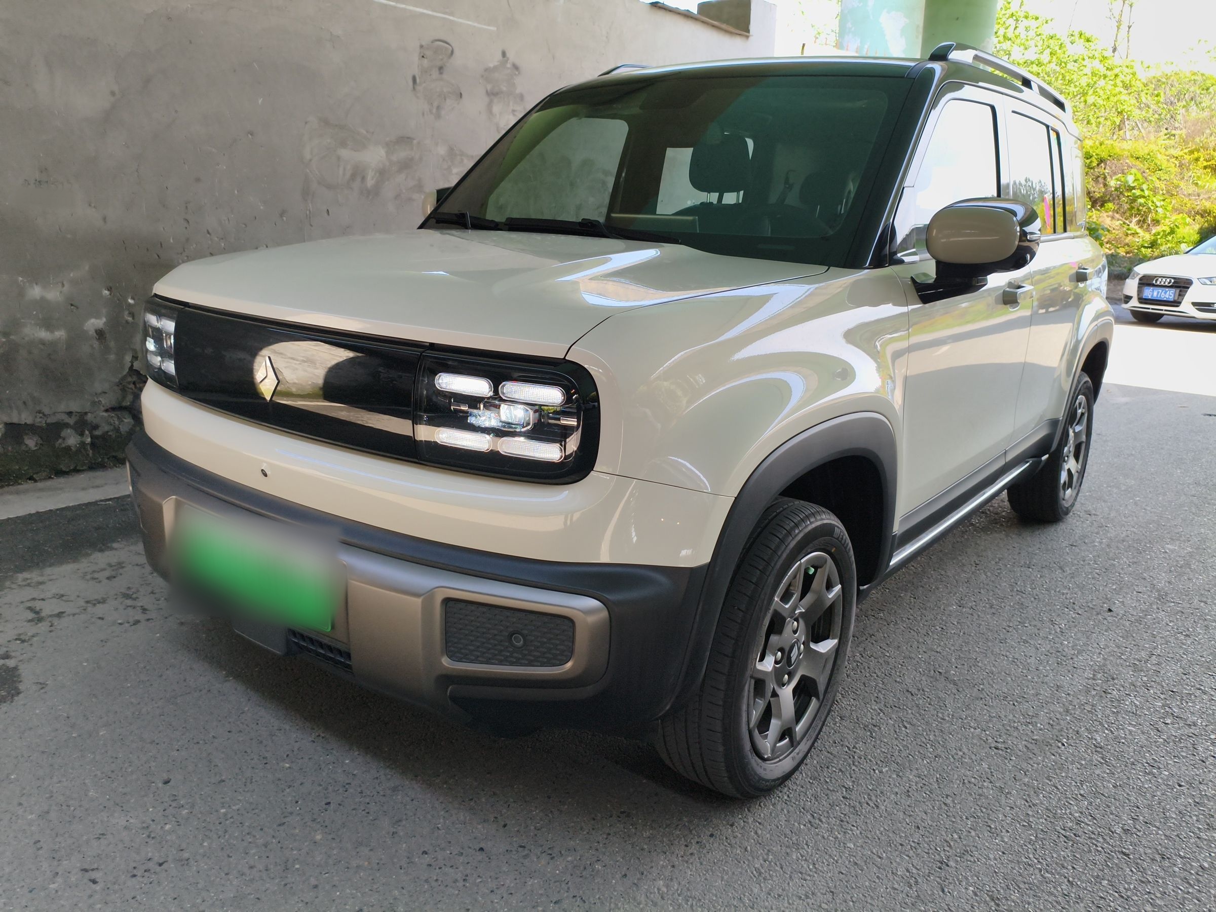 Под передней частью автомобиля