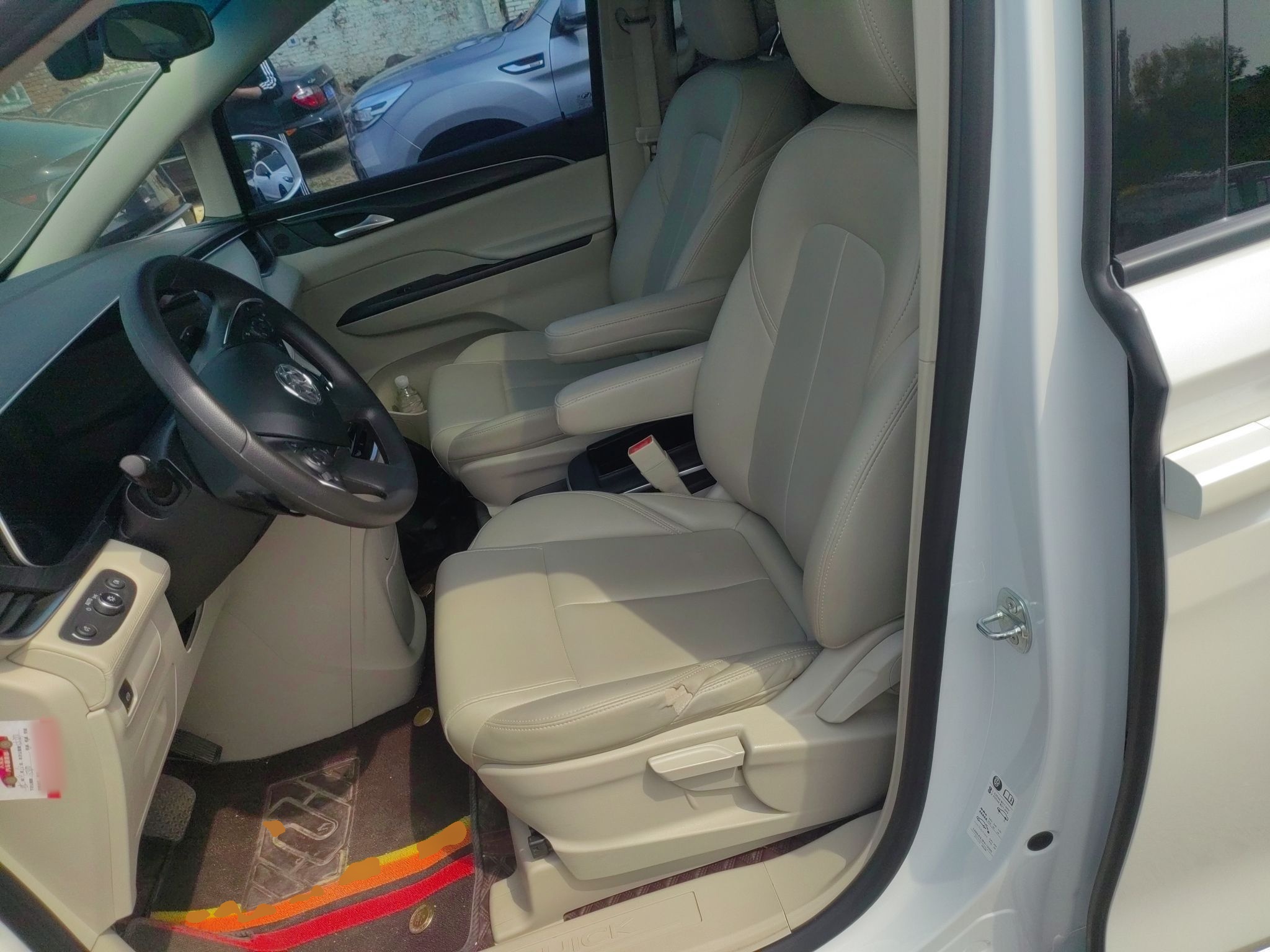 Переднее сиденье в автомобиле