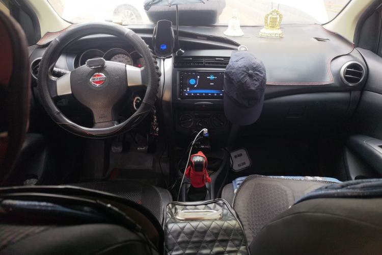 Used Nissan Livina 2010 Jingrui Edition 1.6L Manual Standard Model Center Console