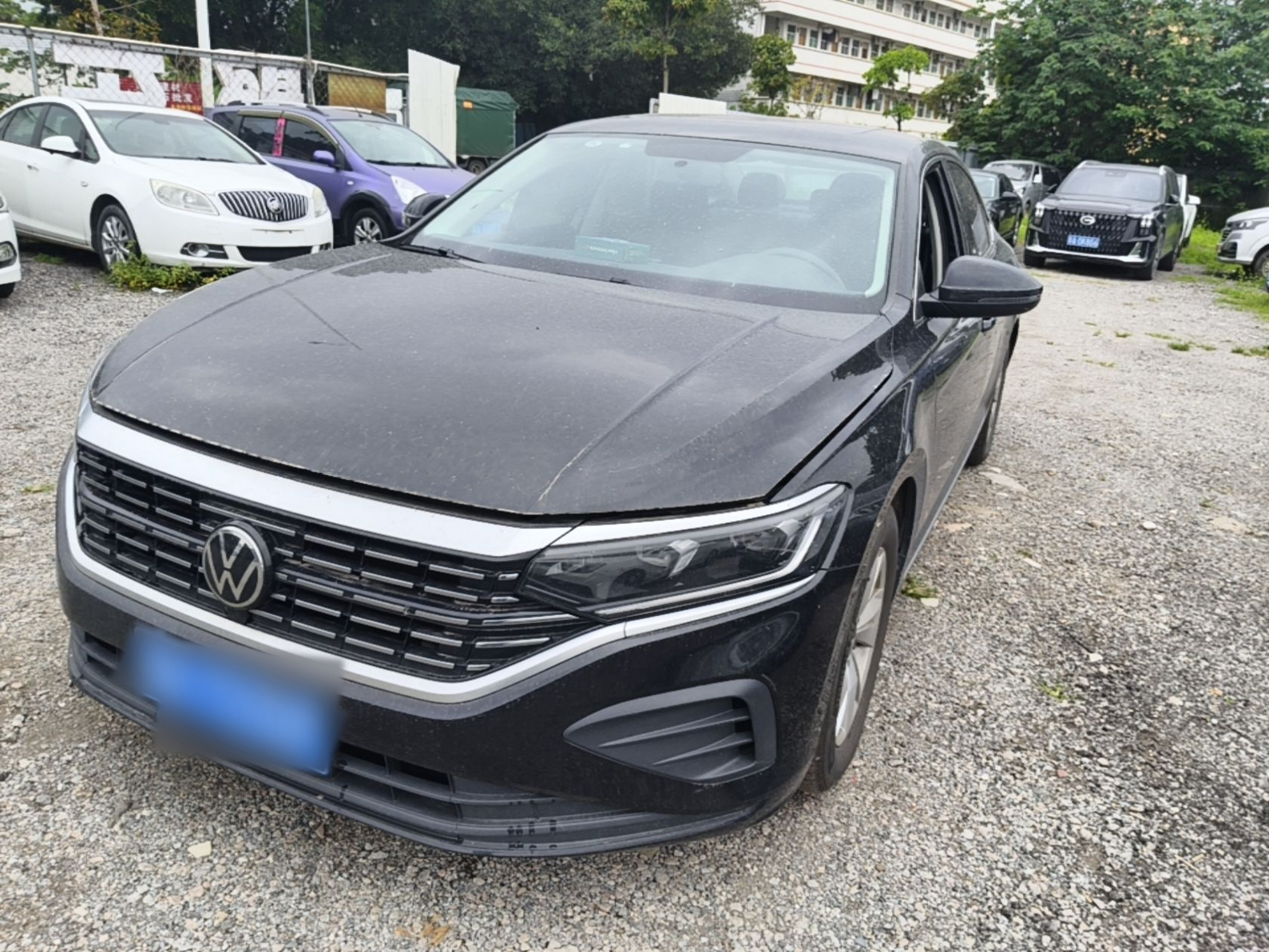 Под передней частью автомобиля