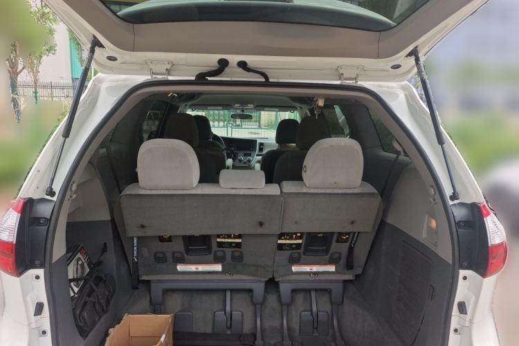 Used Toyota SIENNA 
