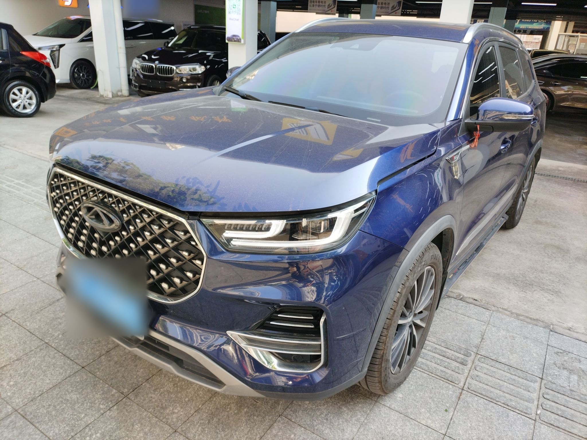 تحت مقدمة السيارة