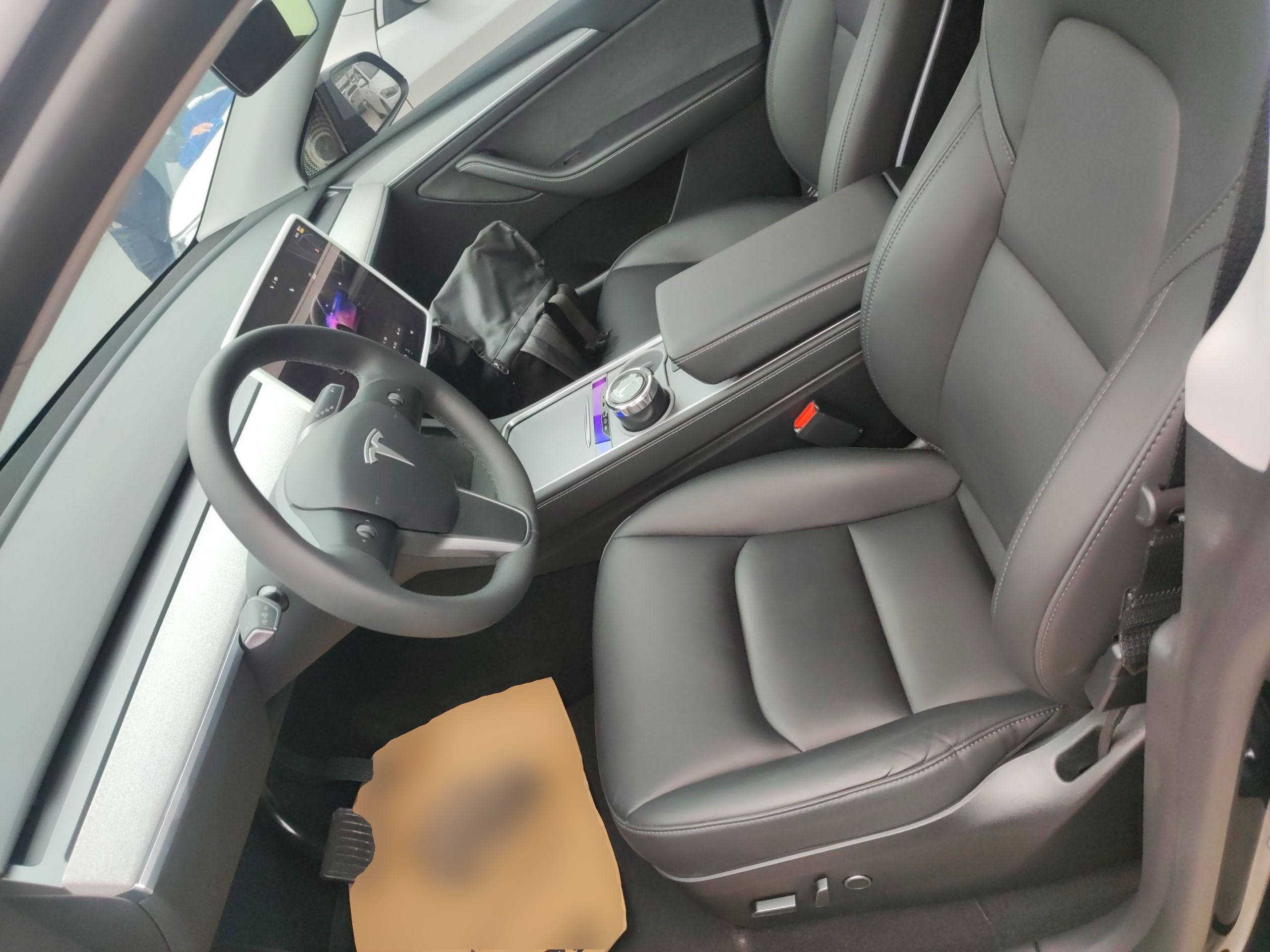 Переднее сиденье в автомобиле