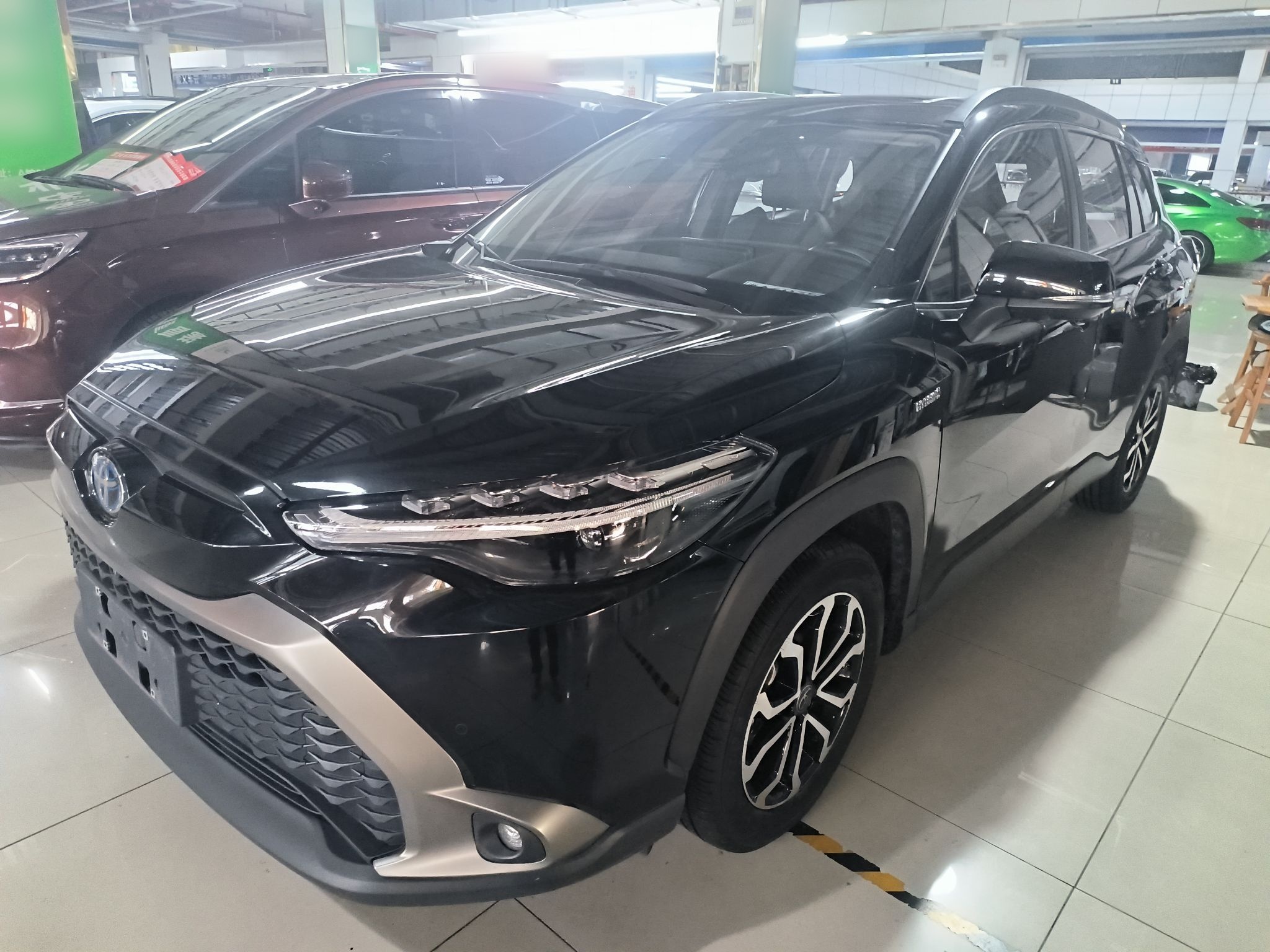 تحت مقدمة السيارة