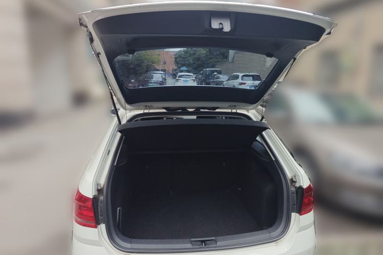 Used Volkswagen Gran Lavida 2015 1.6L Automatic Comfort Edition Trunk