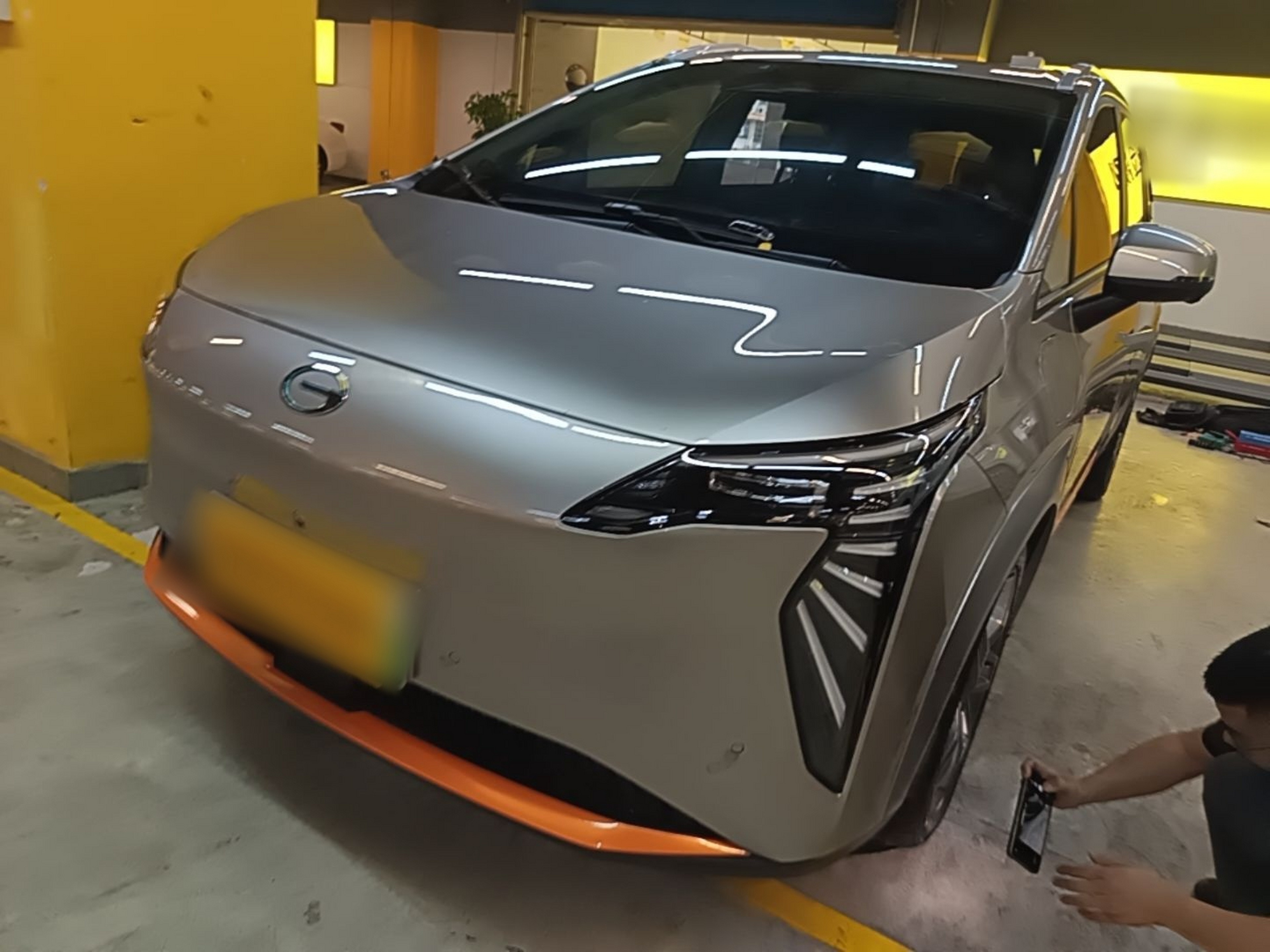 Под передней частью автомобиля