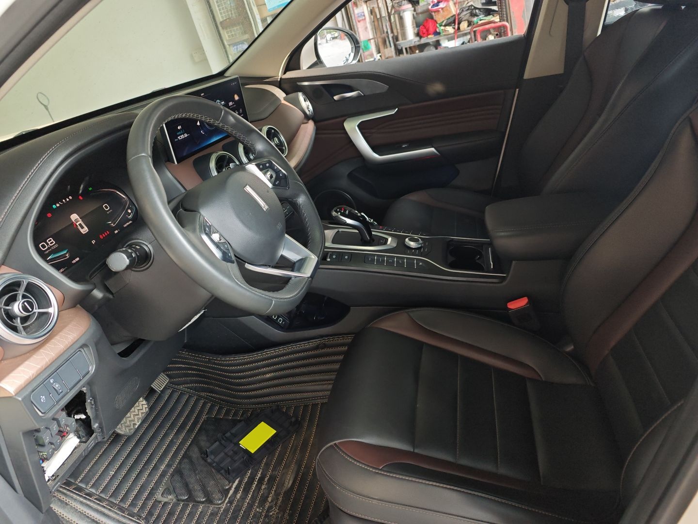 المقاعد الأمامية داخل السيارة