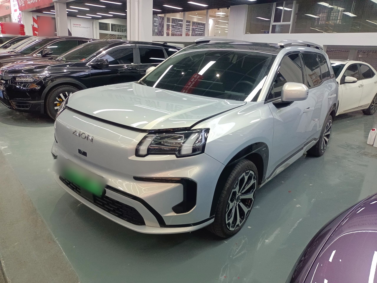 Под передней частью автомобиля