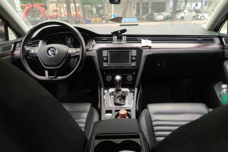 Used Volkswagen Magotan 2019 330TSI DSG Leading Model China VI Standard Center Console