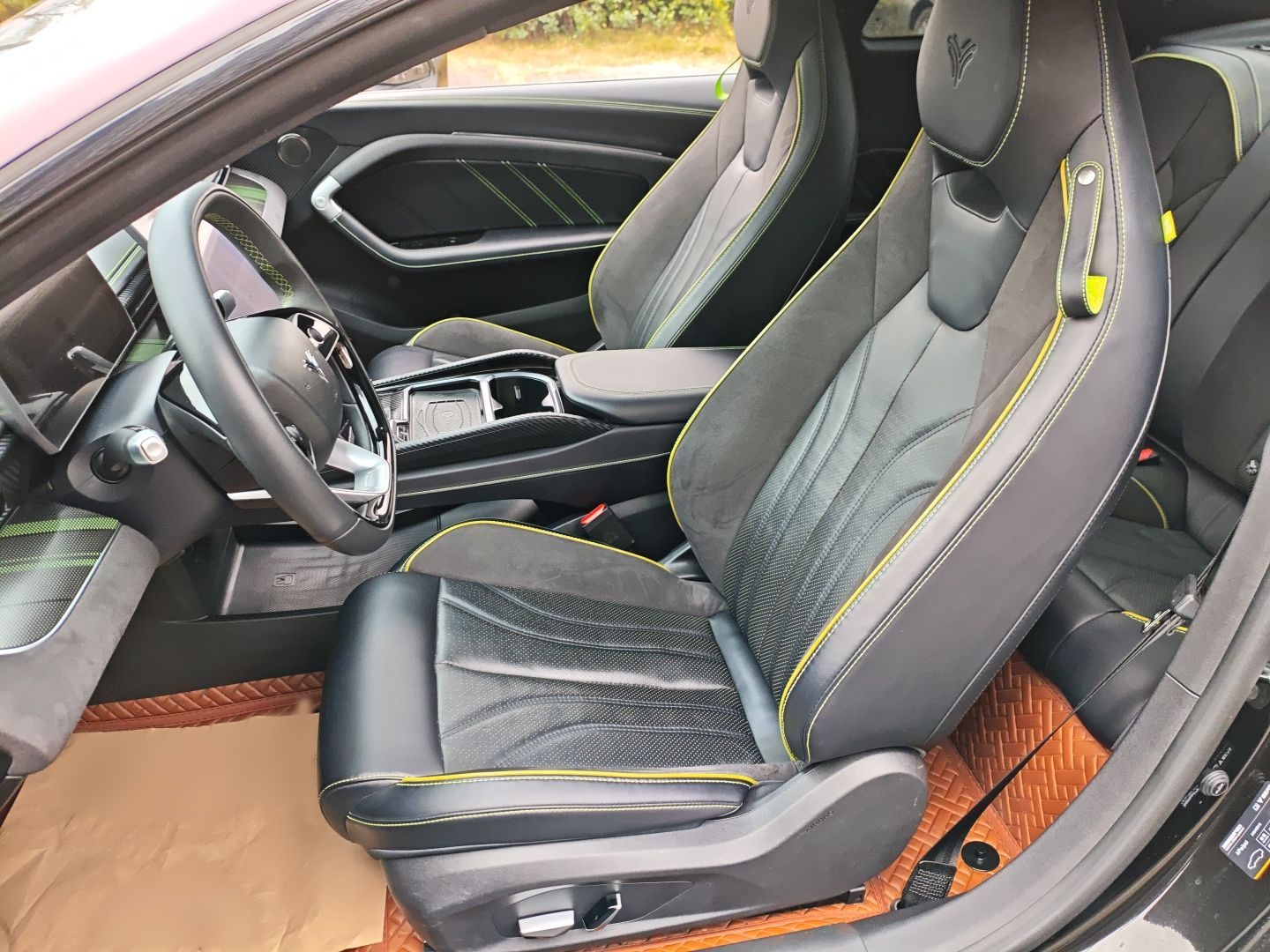 Переднее сиденье в автомобиле