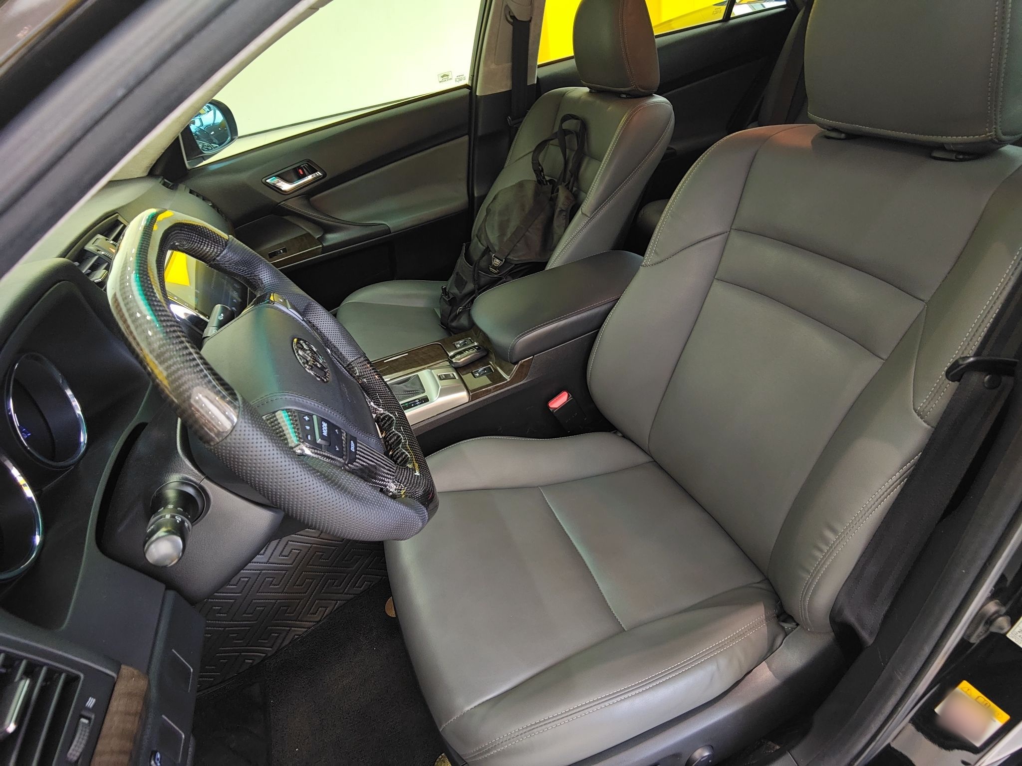 Переднее сиденье в автомобиле